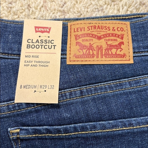 NWT Levi's Dark Indigo Relaxed Classic Bootcut Mid Rise size 8 29x32 Jeans - Picture 2 of 5